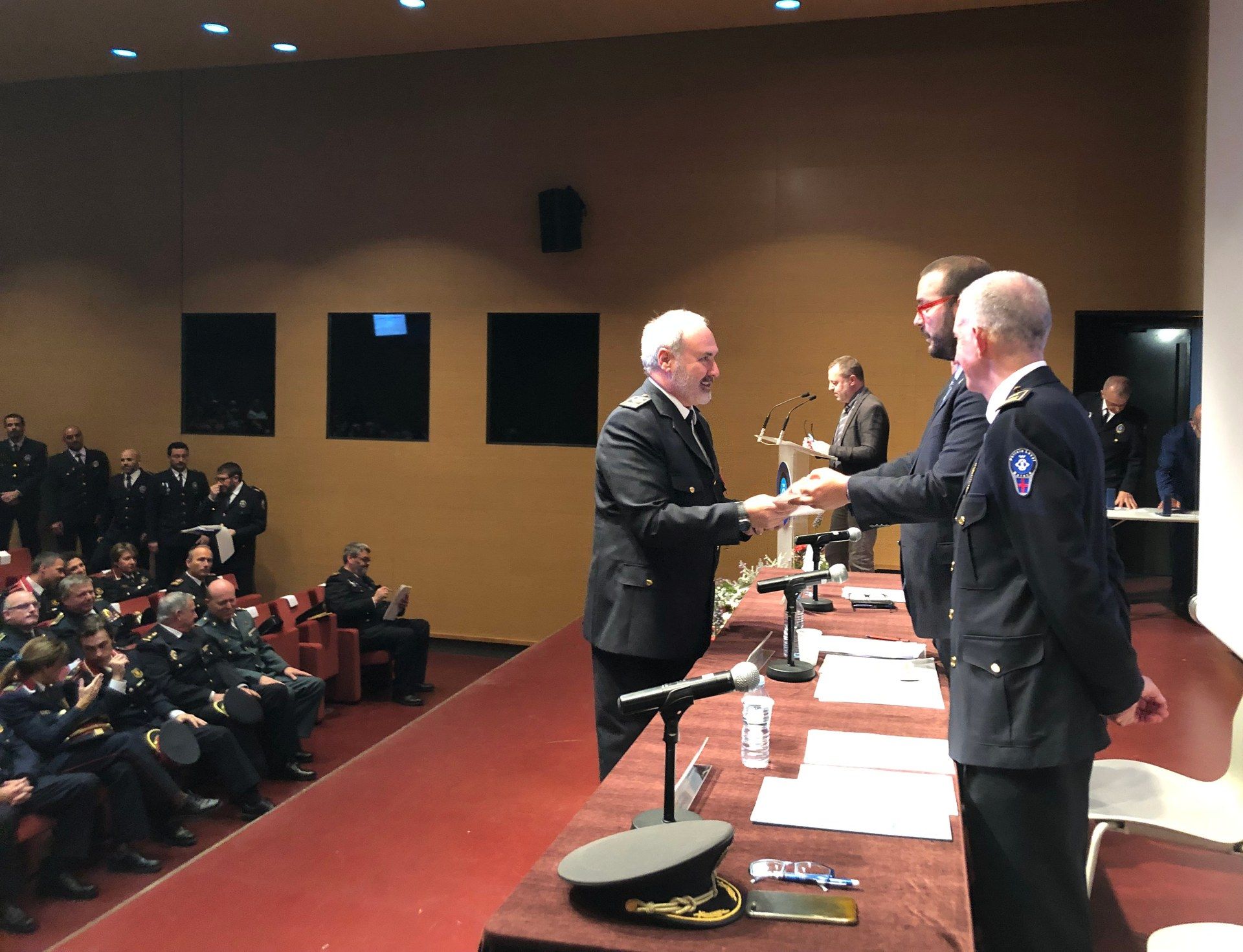 Albert Vilatarsana, ninguno de la Policía Local de Santo Boi, recoge la Medalla al Mérito Profesional. Foto: Ayuntamiento