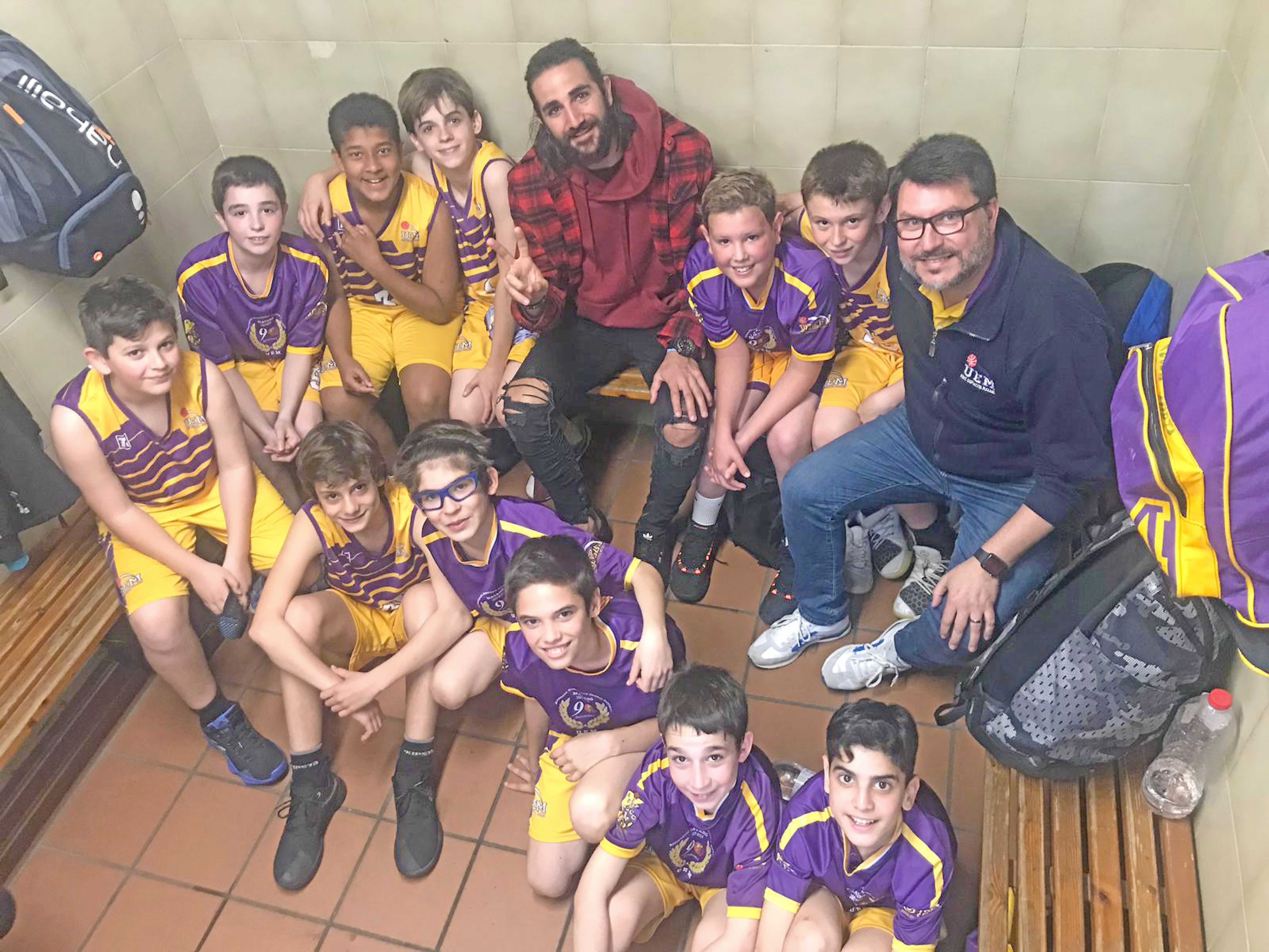 Ricky Rubio con el equipo de la UEM. A su izquierda, en Luca.