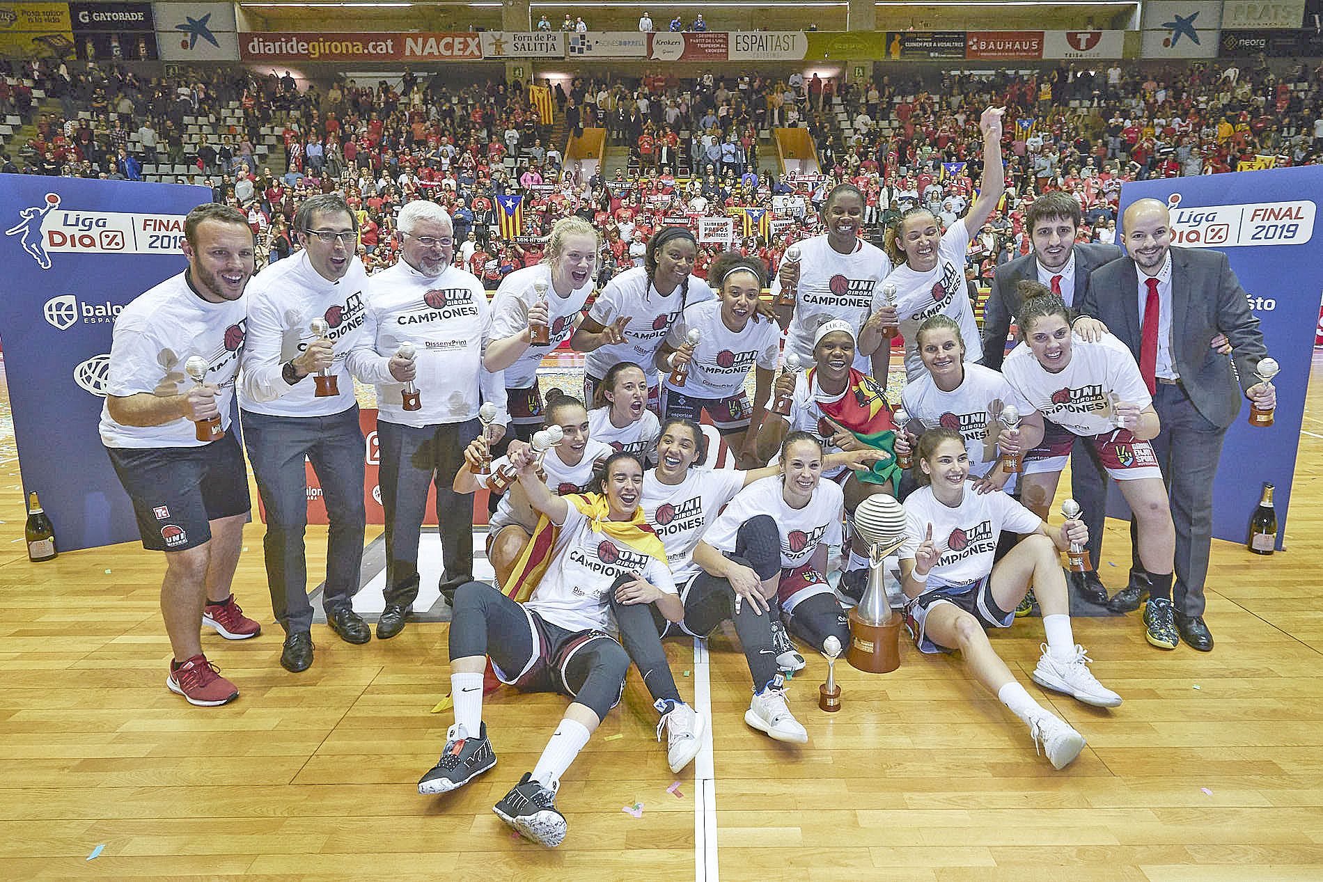 Celebració a peu de pista. Foto: Uni Girona