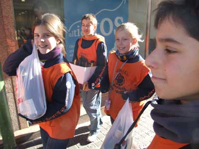 Unos niños recogiendo botellas por las calles. Unos niños recogiendo botellas por las calles.