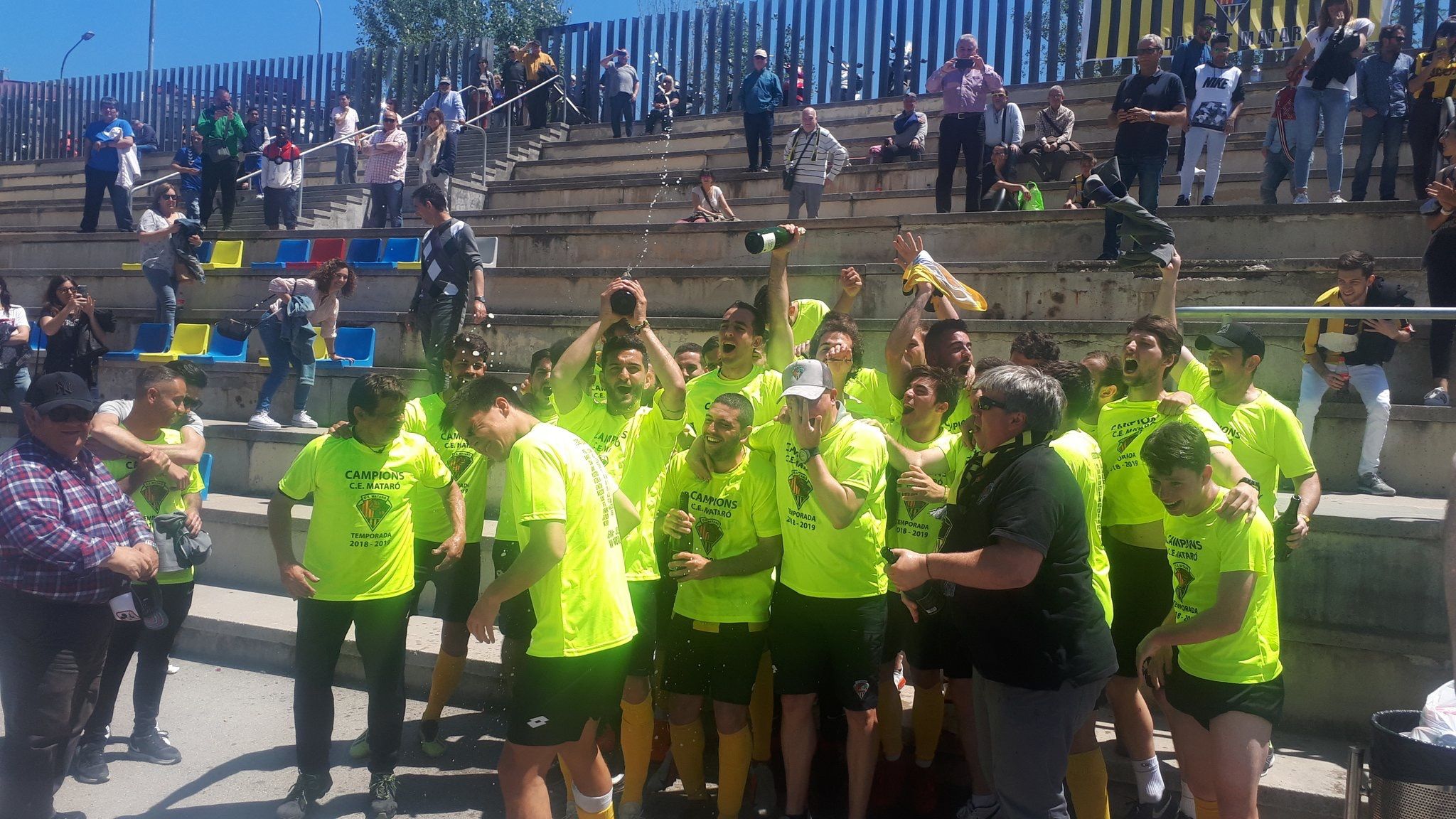 La celebración al campo del Parque. Foto: CE Mataró