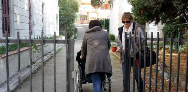 Una de las residentes entrante al geriátrico