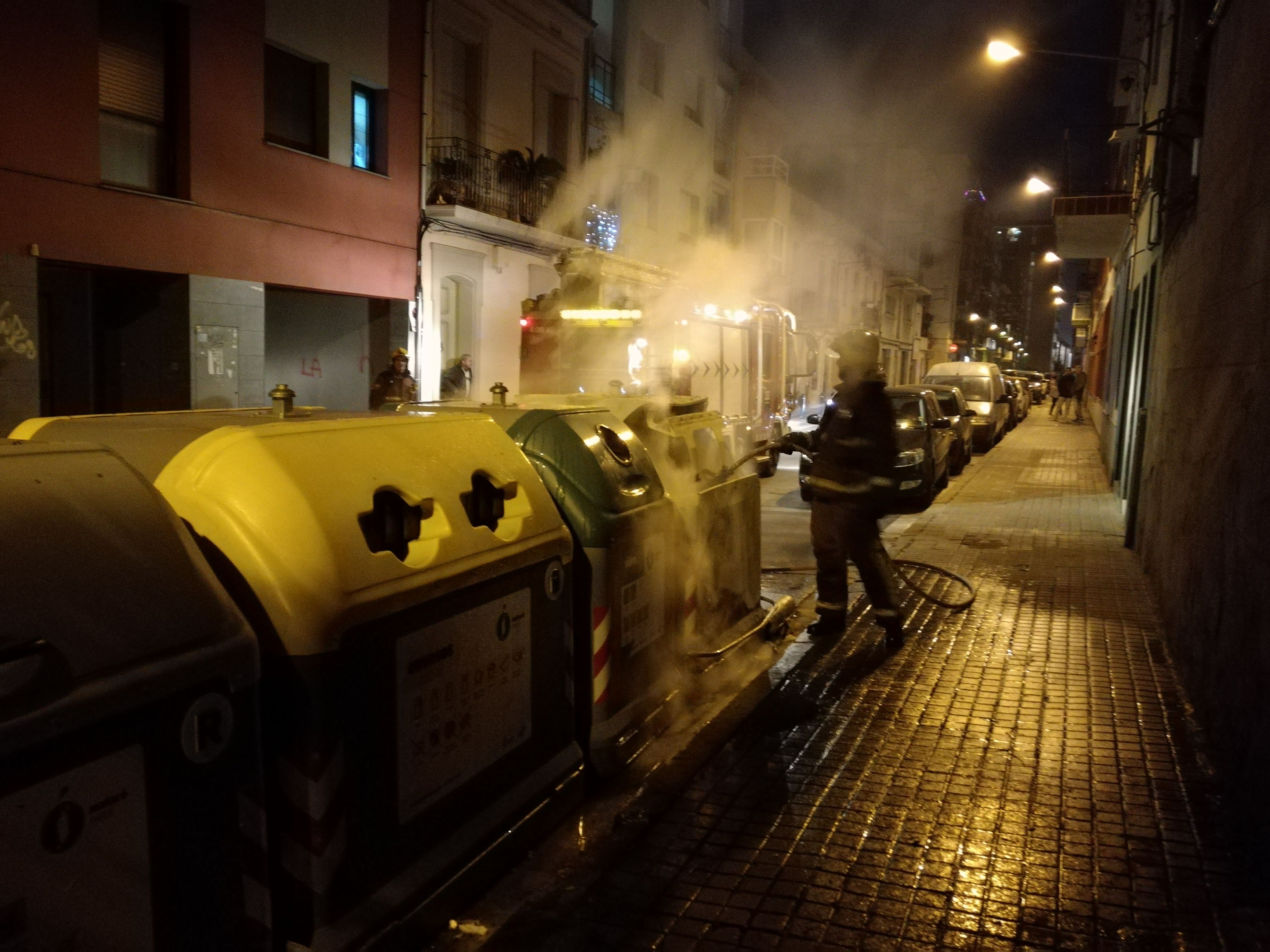 Imatge d'arxiu d'un contenidor cremat per un vàndal a Mataró