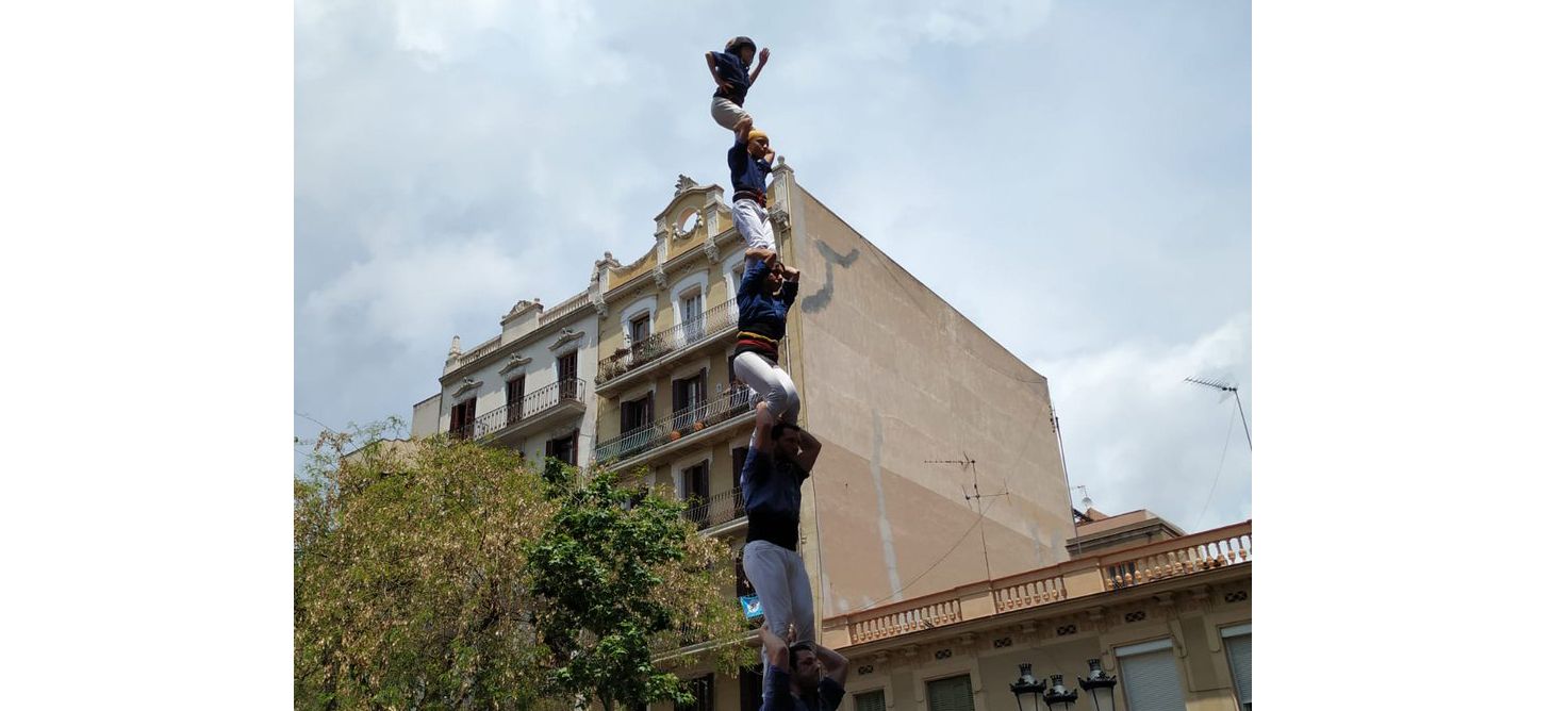 Pilar de 6 en Gràcia. Foto: Renacuajos