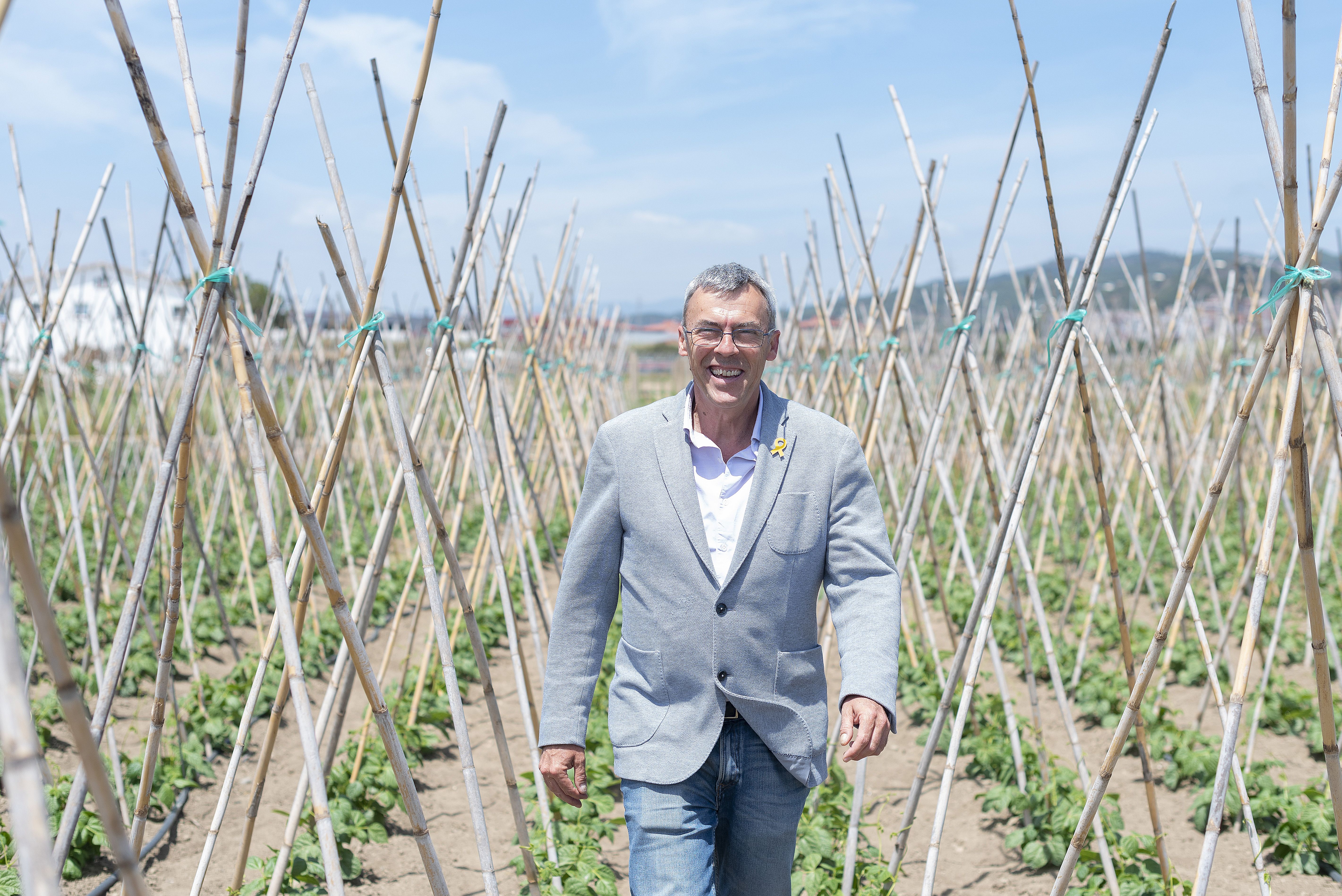 Francesc Teixidó, a l'hort de la casa de pagès del seu cosí. Foto: R. Gallofré
