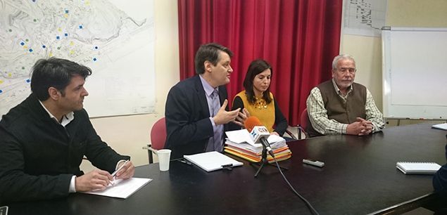 L'alcalde i l'equip de govern, responent a la moció de censura