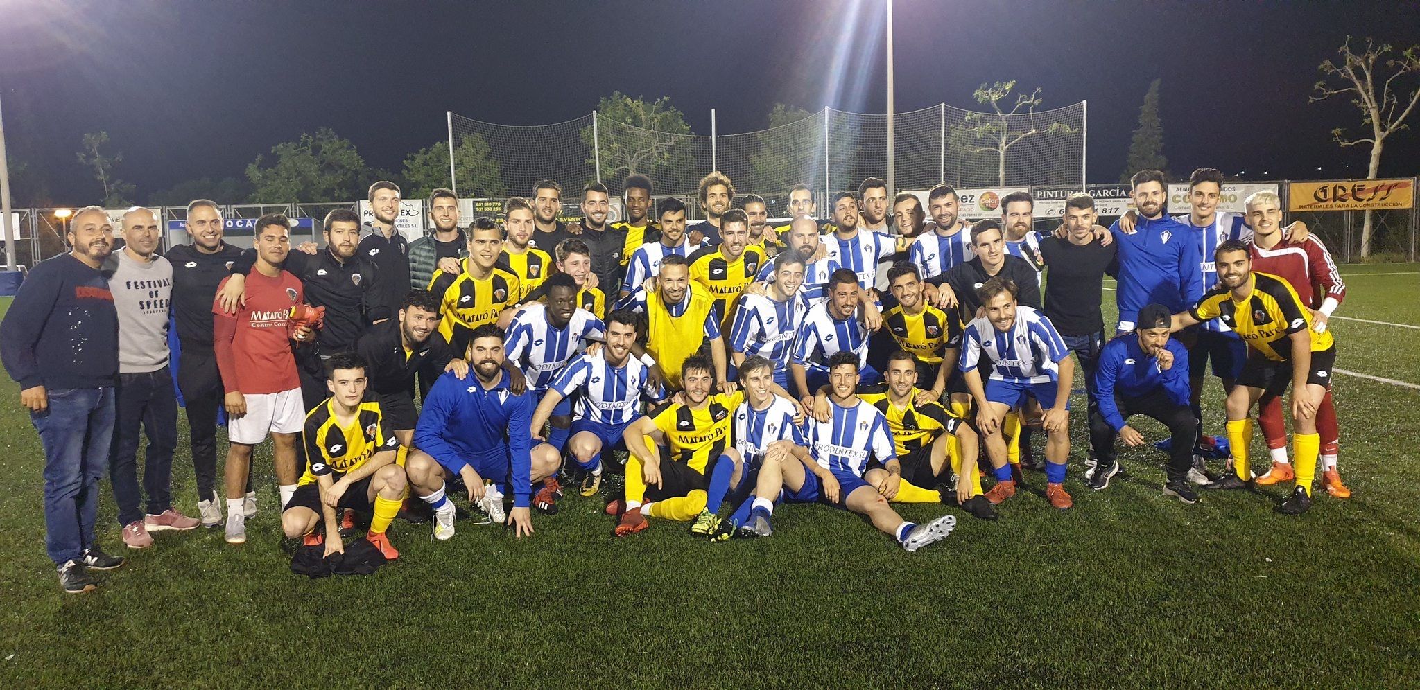 Buen ambiente en el partido de campeones. Foto: UD Molinos.
