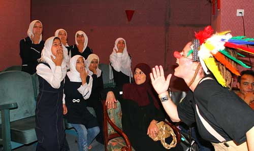 Cristina Julià en el Palestine Avenor Foundation, un centre de noies sordes.