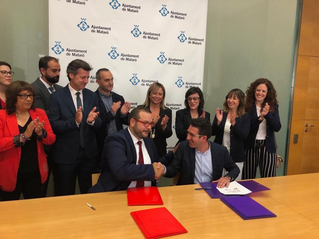 Apretón de manos de manso entre David Boto y Sergi Morales. Foto: Ayuntamiento