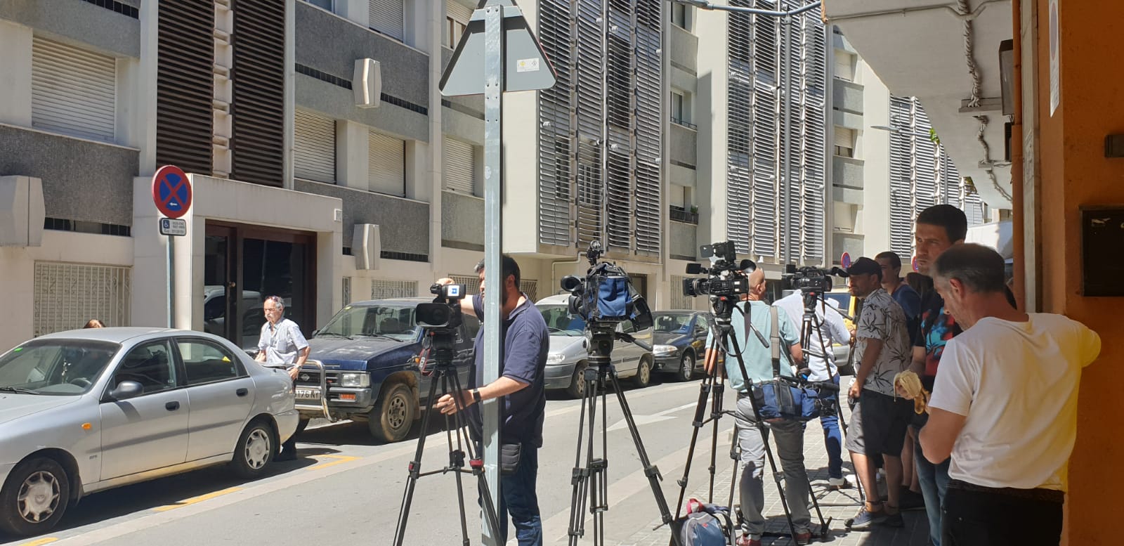 Periodistas concentrados ante el inmueble donde encontraron muerta la niña. Foto: Raúl Yeste / Cerdanyola Directo