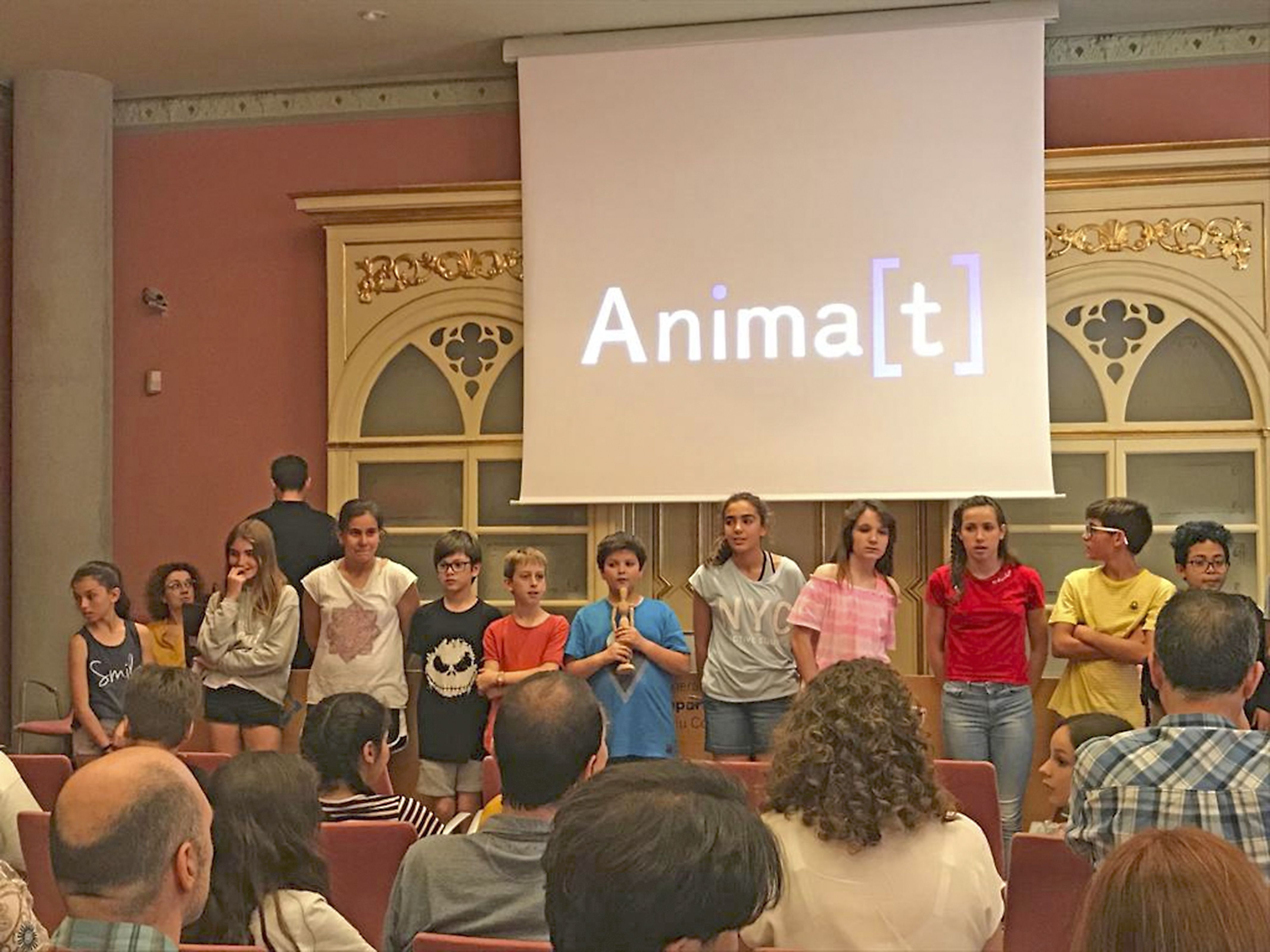 Alumnes del Montserrat Solà presentant el projecte Anima[t]