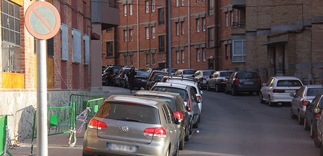 La calle Vitoria, con vehículos estacionados donde está prohibido aparcar La calle Vitoria, con vehículos estacionados donde está prohibido aparcar