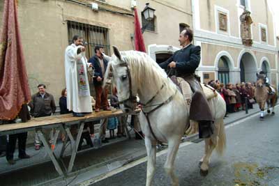El rector de Sant Josep, Jordi Cussó, bendiciendo los animales a la edición de 2004.