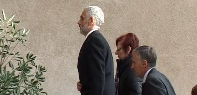 Imatge del detingut a l'hora d'accedir a l'església de Vilassar de Dalt, el dia del funeral de Carme Blanch. Imatge extreta d'un frame de video. Imatge del detingut a l'hora d'accedir a l'església de Vilassar de Dalt, el dia del funeral de Carme Blanch. Imatge extreta d'un frame de video.