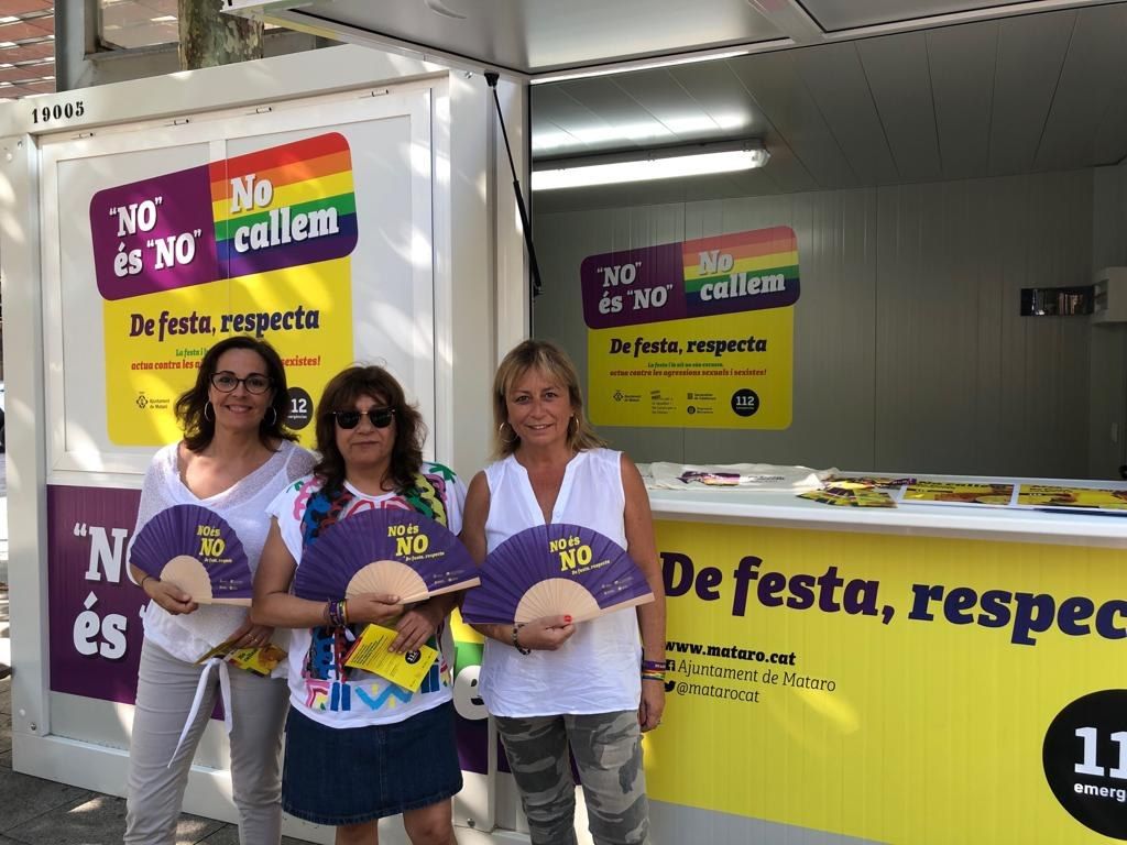 Las regidoras en el punto informativo de Plaza Santa Anna.