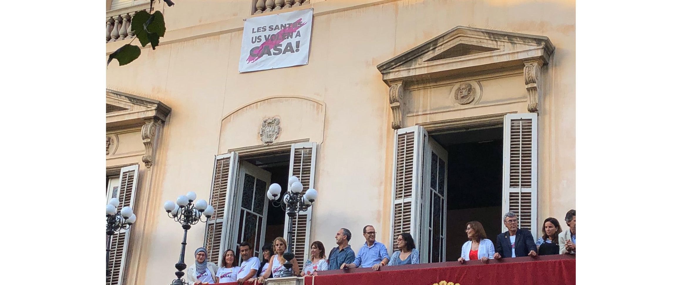 La pancarta desplegada a la fachada