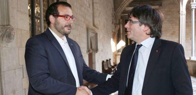 El president de la Generalitat, Carles Puigdemont, donant la benvinguda a l'alcalde, David Bote