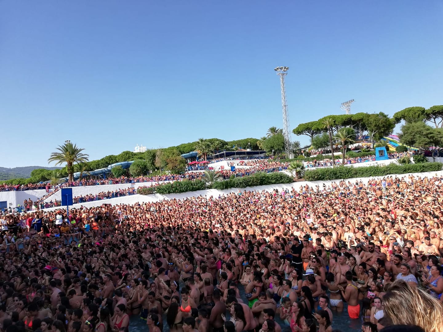 Milers de persones reunides al festival. Foto: Radio Teletaxi