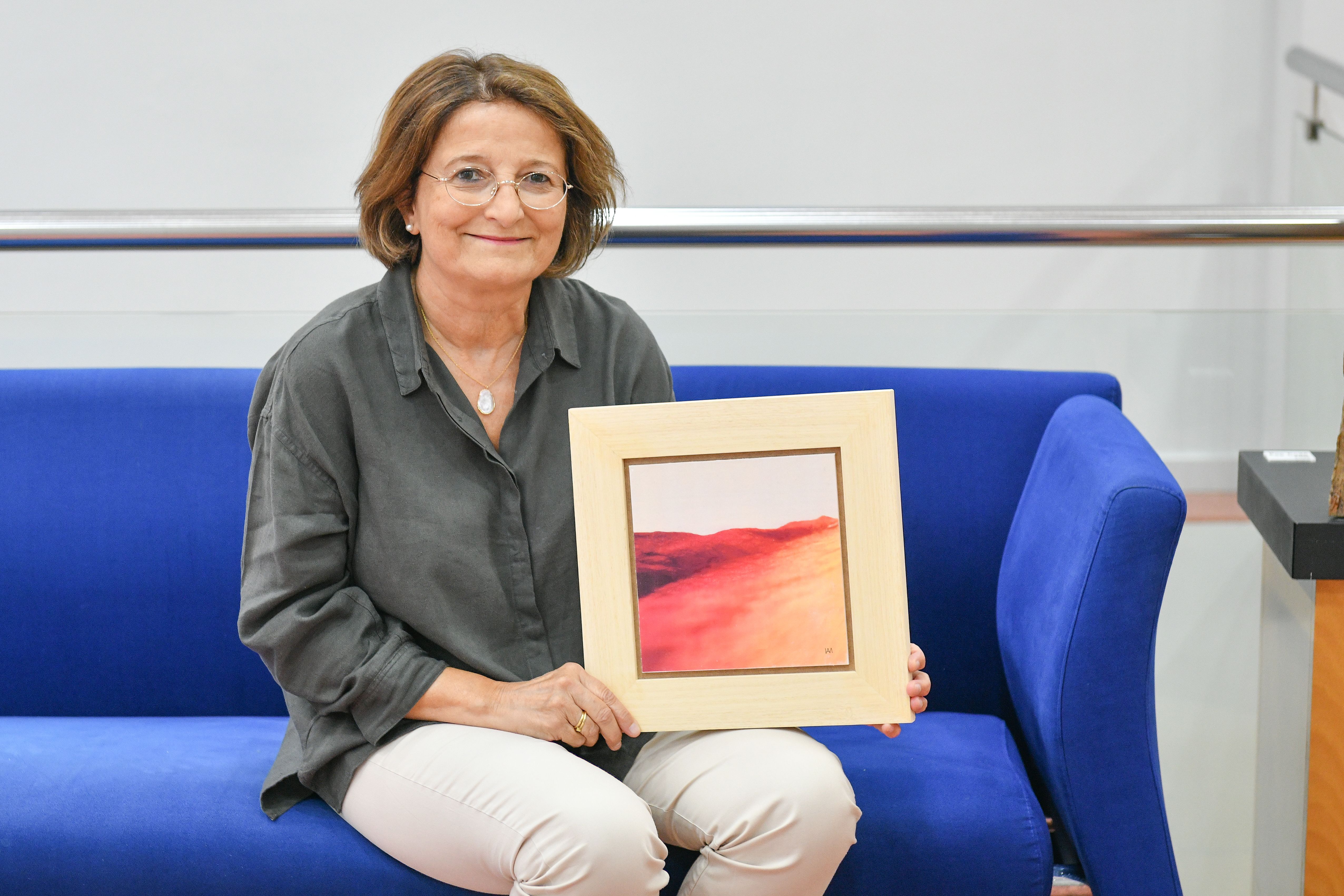 Sussi Vilaseca, amb una de les obres de la mostra