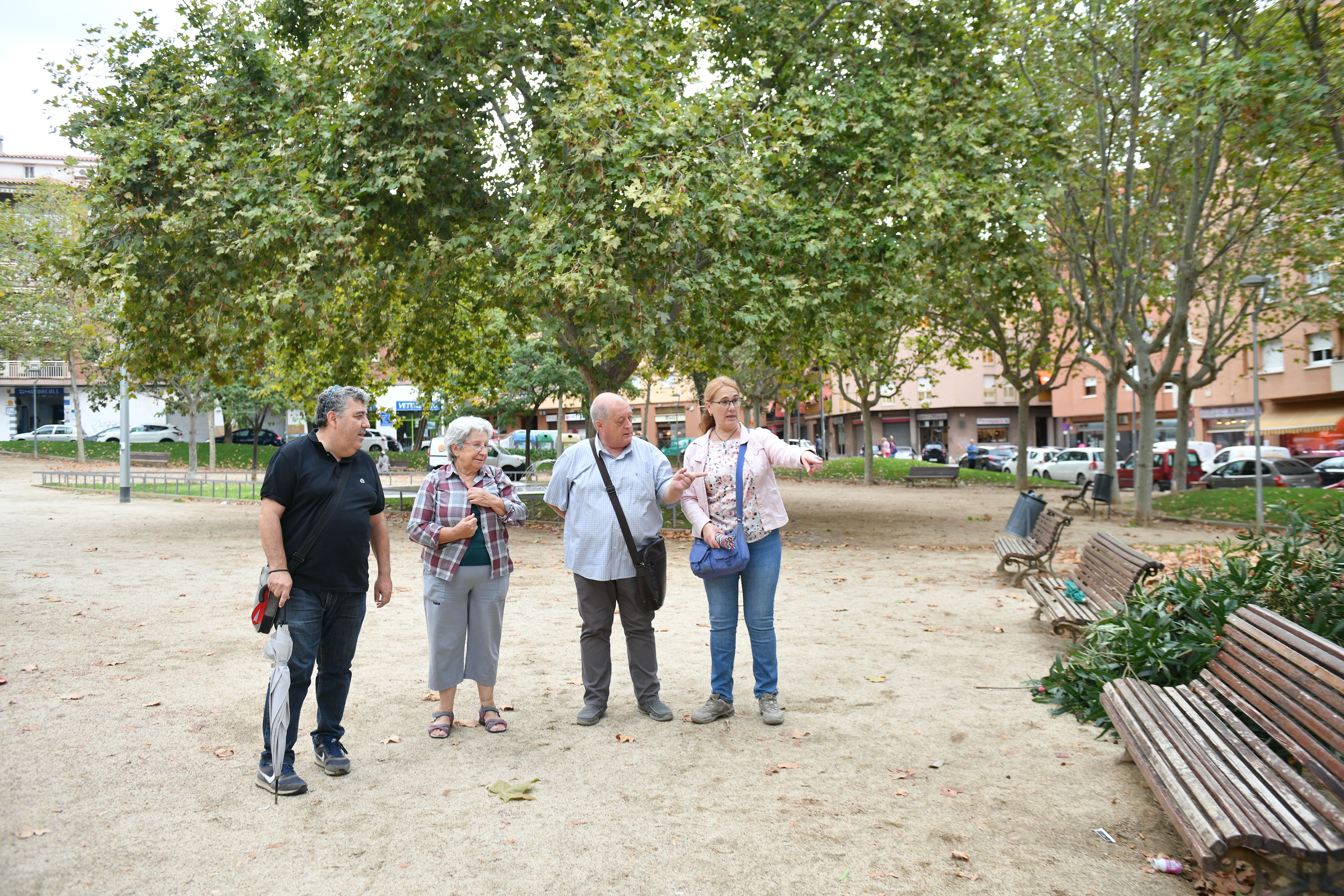 Varios miembros de la Asociación de Vecinos de Peramàs-Esmandïes, encargados de la ruta por el barr. FOTO: R. G.