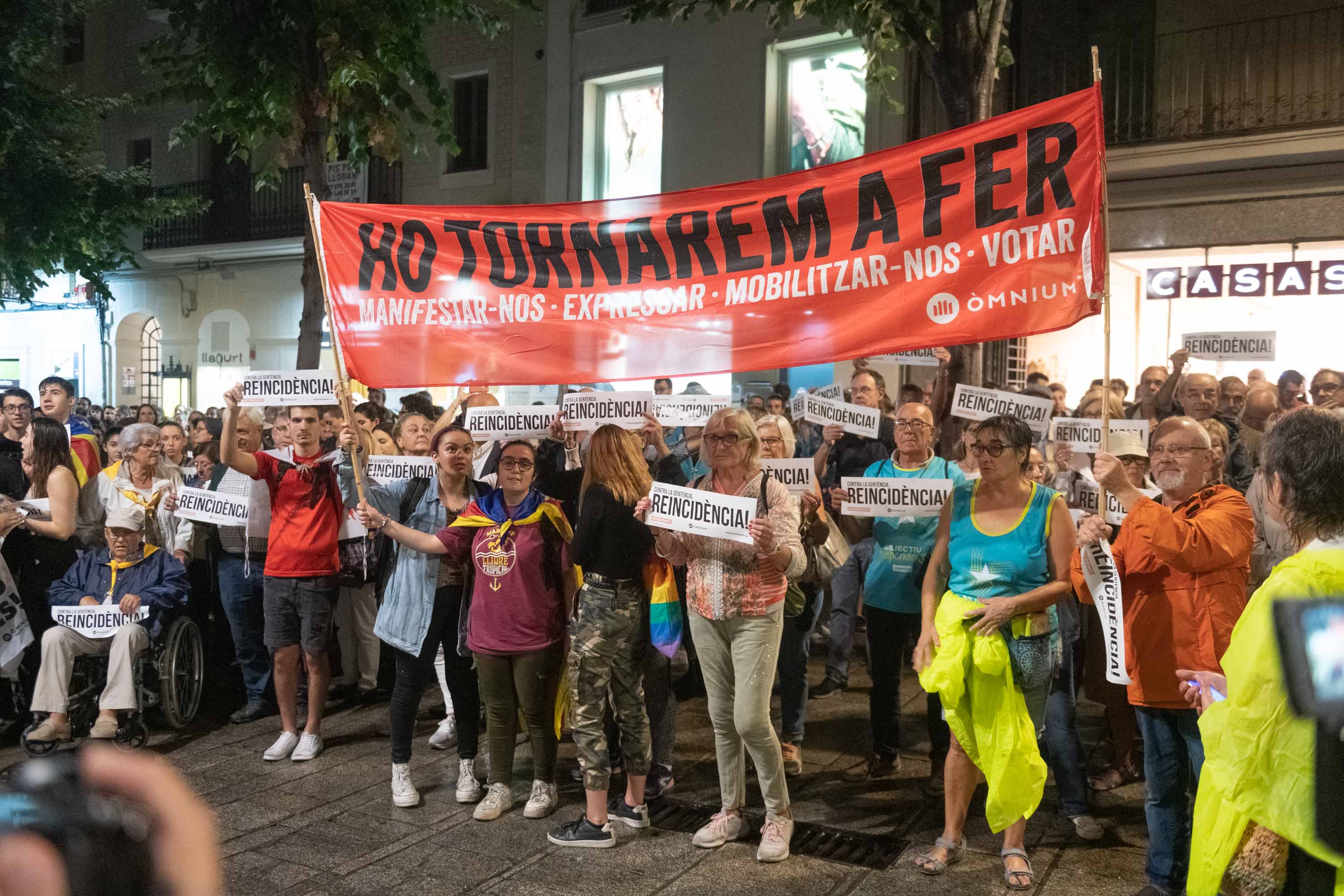Manifestants davant de l'ajuntament. Foto: R.Gallofré