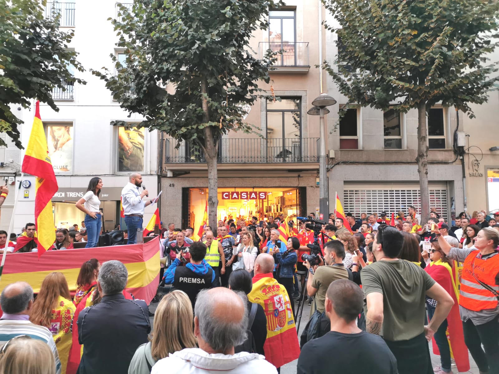 Momento de la lectura del manifiesto ante el Ayuntamiento. Foto: R. G.