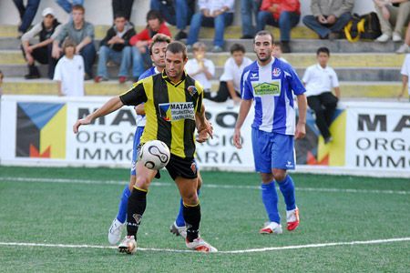 Cebri, uno de los destacados del partido, controlando una pelota Cebri, uno de los destacados del partido, controlando una pelota