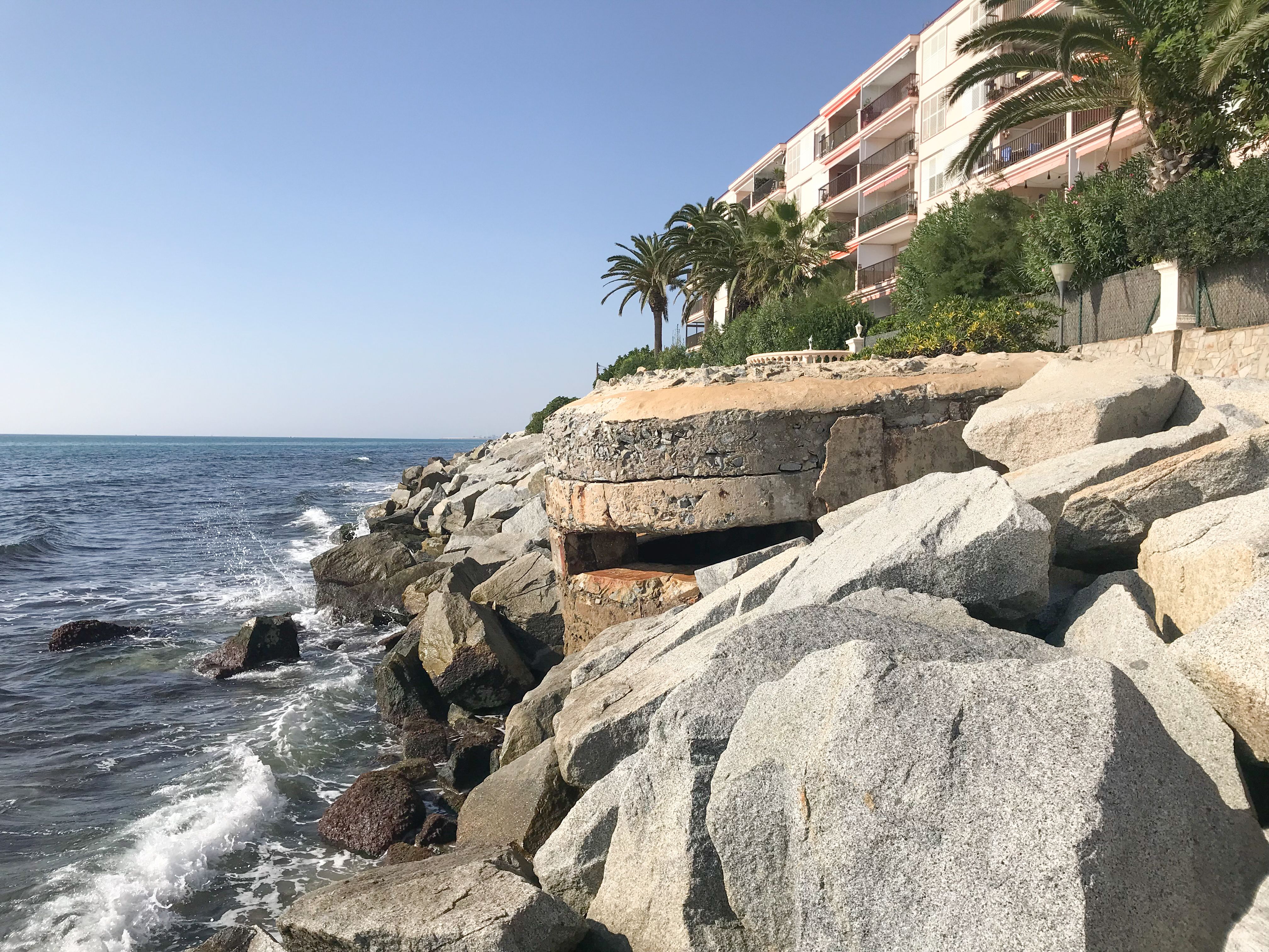 Un dels búnquers a la costa del Maresme. Foto: R.Gallofré