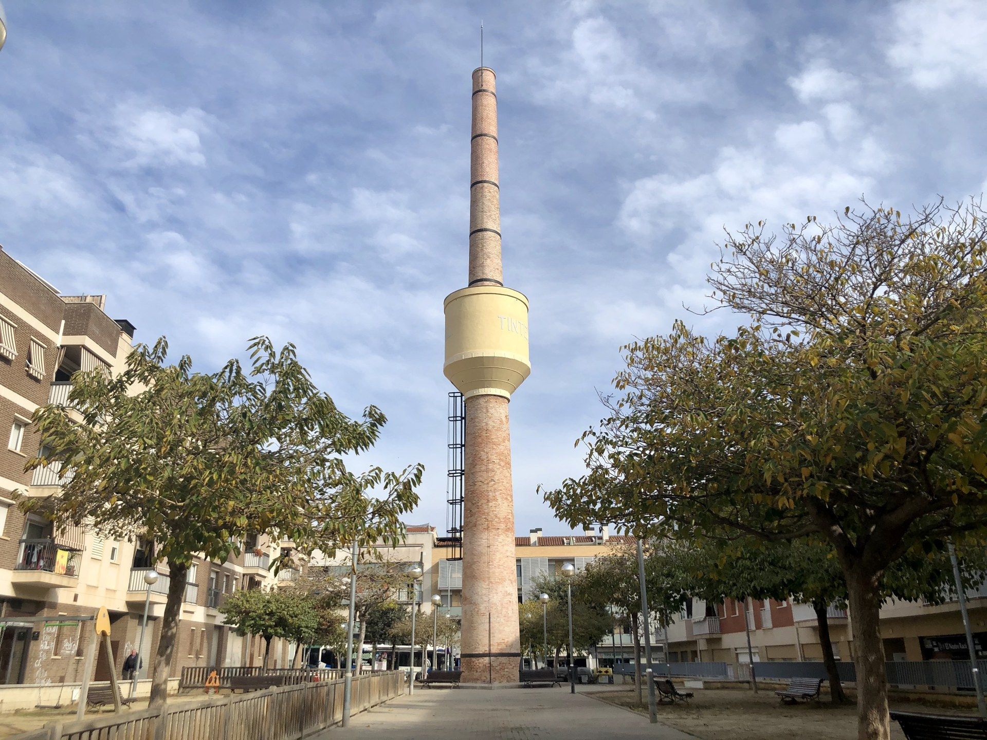 La plaça de l'Assemblea de Catalunya, i la xemeneia. Foto: Ajuntament