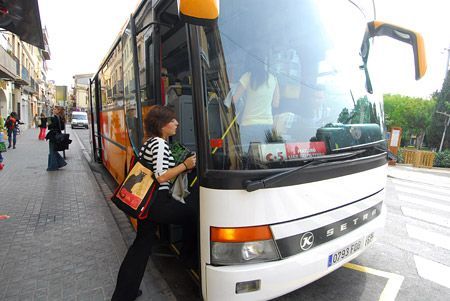 Usuaria de la linia C5 a la plaça de les Tereses Usuaria de la linia C5 a la plaça de les Tereses
