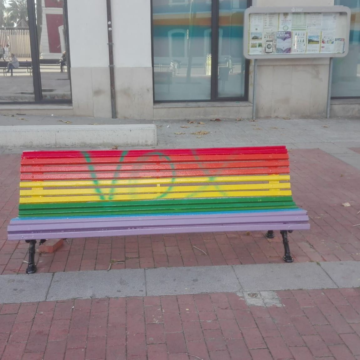 El banco con la pintada