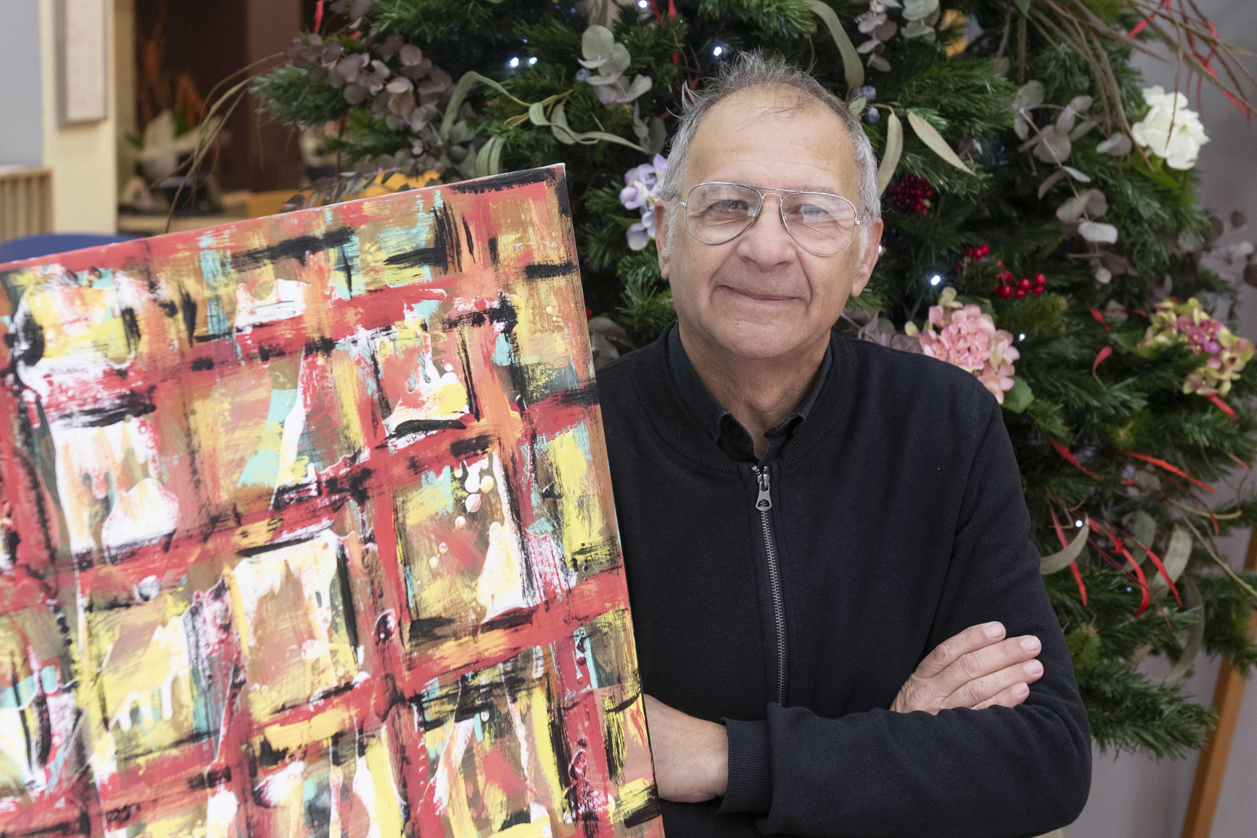 Rafel Pou, amb una de les obres de la mostra