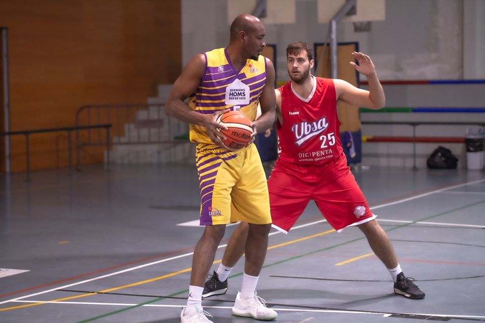 Una acció del partit. Foto: Joan Ventura