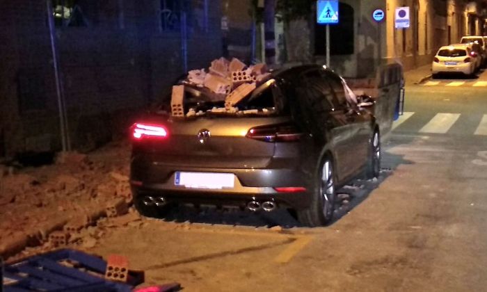 Material d'obra caigut sobre un cotxe al carrer Unió