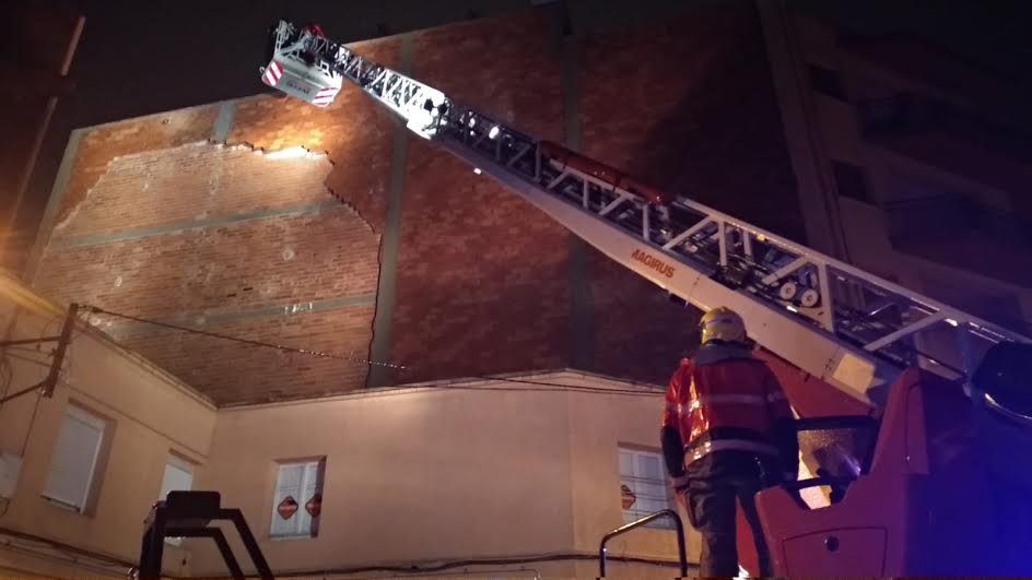 Los bomberos actuando al tabique del Pasaje Miró.