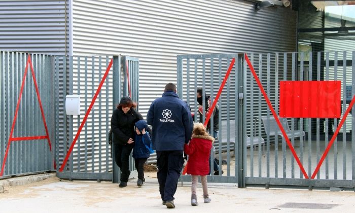 Famílies recollint els infants ahir a Mataró. Foto: ACN