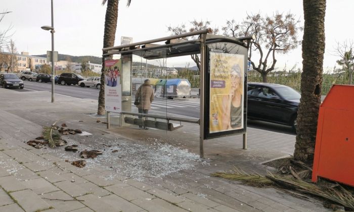 Parada de bus a la Ronda Cervantes amb els vidres trencats a causa del vent.