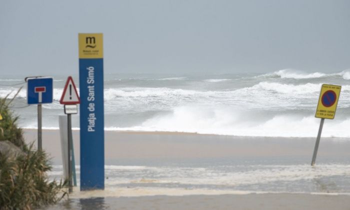 La platja de Sant Simó totalment inundada.