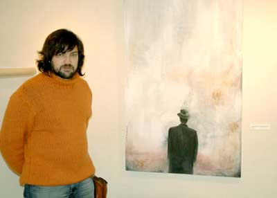 L'artista amb una de les obres que es poden veure a la mostra.