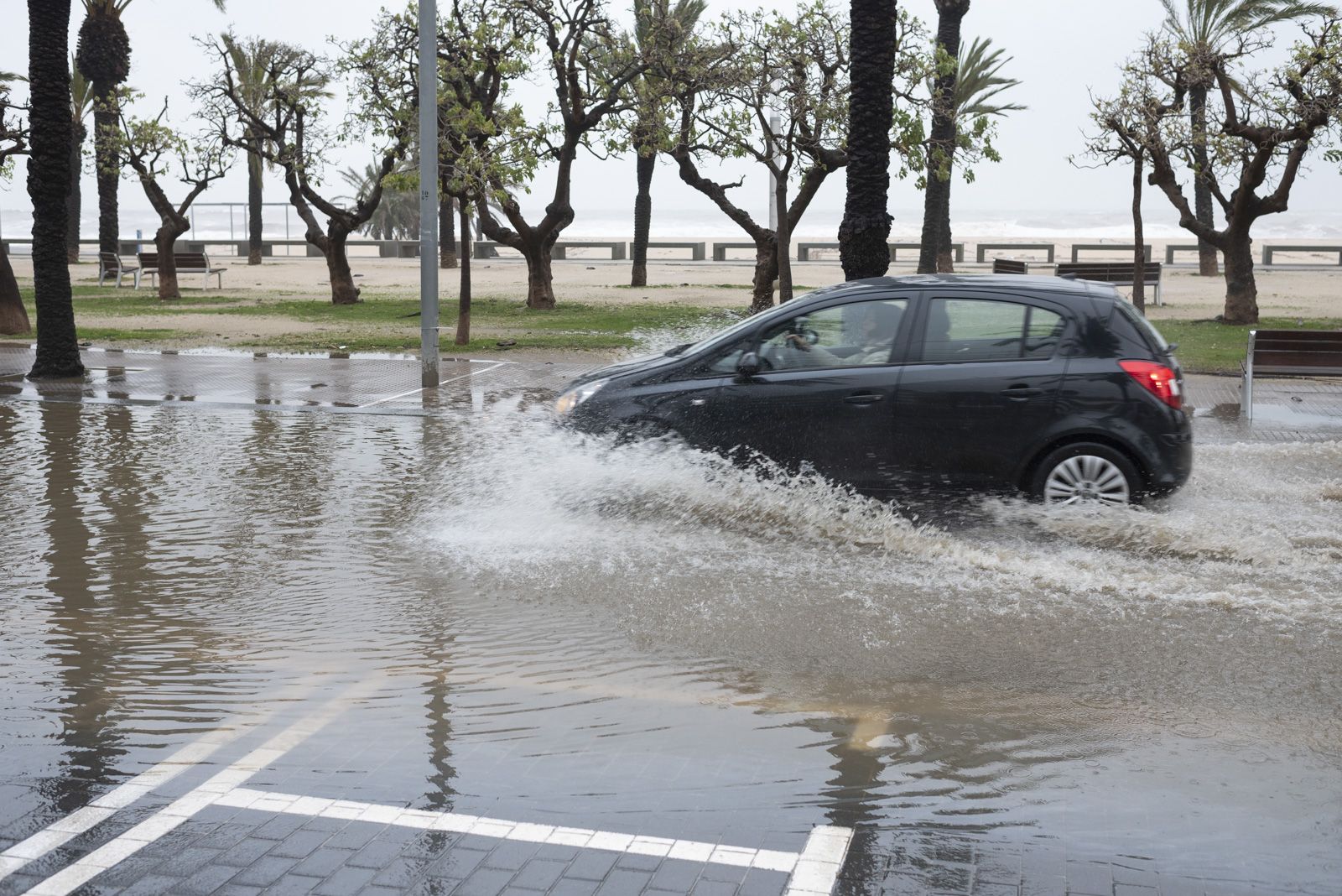Coche al paseo marítimo. Foto: R.Gallofré