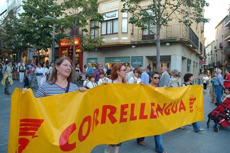 Diverses imatges de la cercavila i els actes del Correllengua