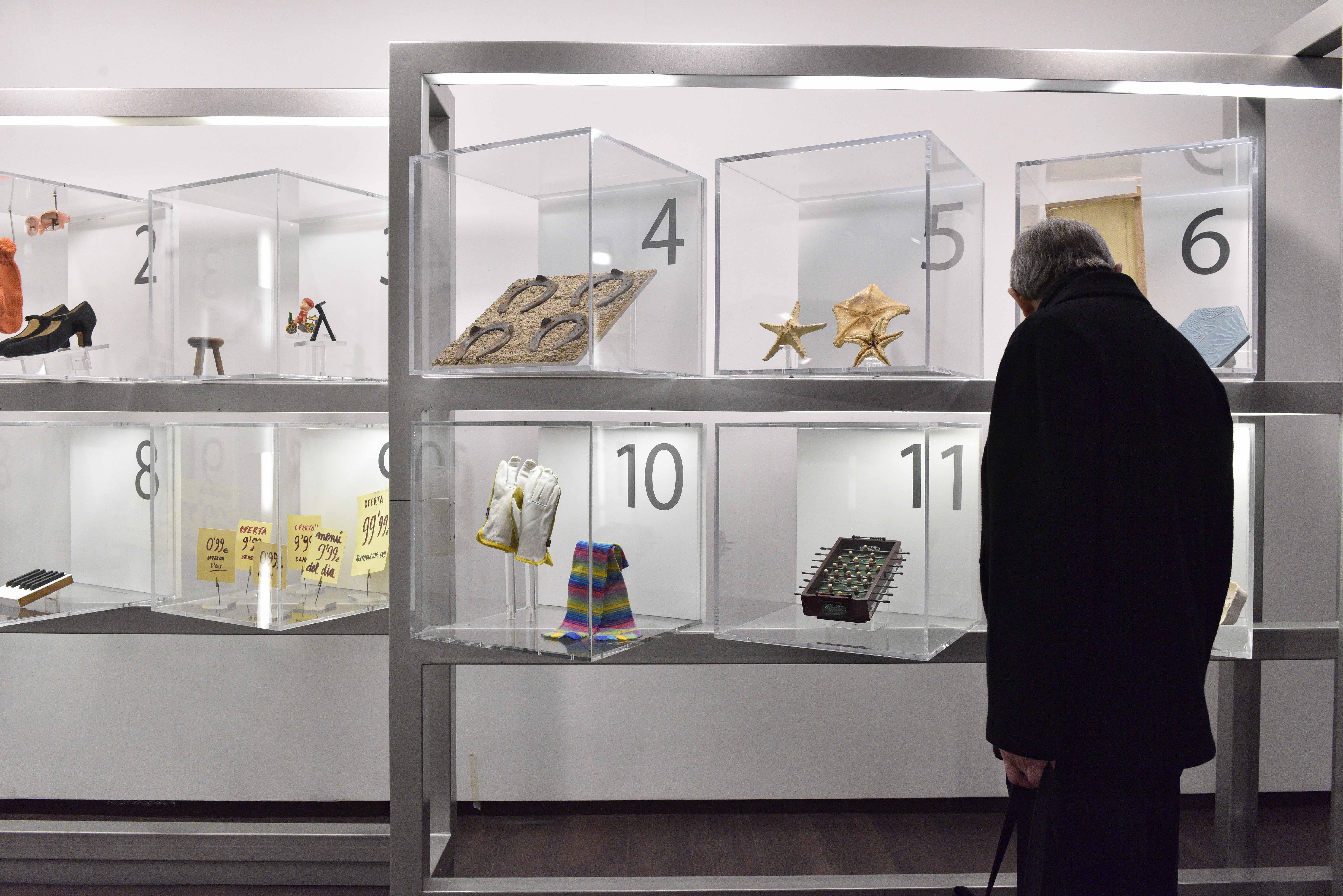 Un visitante a la exposición. Foto: Fundación Iluro