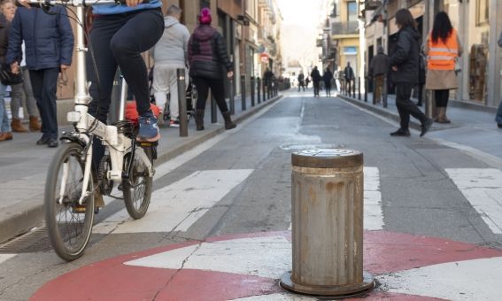 Pilona al carrer Sant Josep, de restricció d'entrada a La Riera