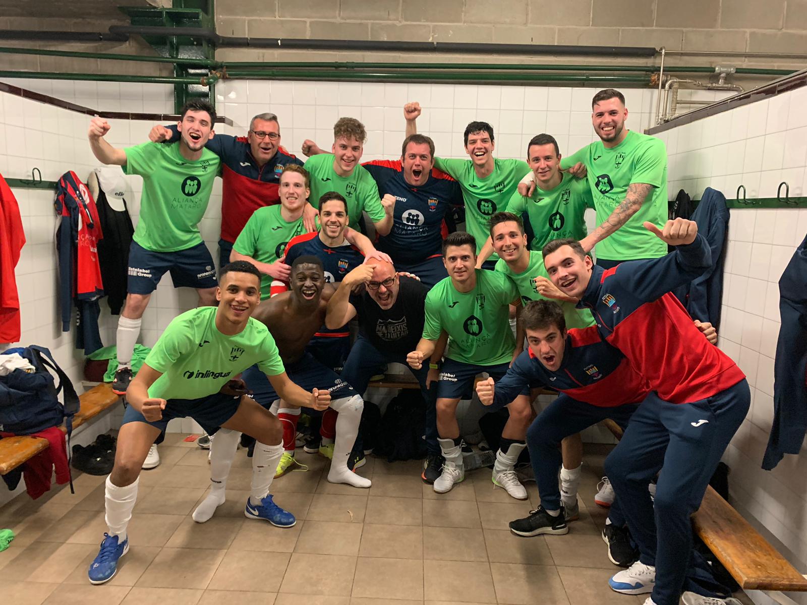 Celebración del Futsal Alianza Mataró después de ganar en Manresa