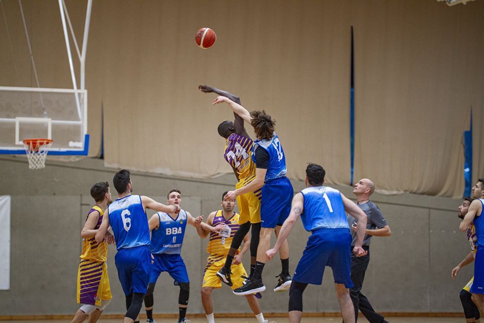 Un duel del partit. Foto: Joan Ventura.