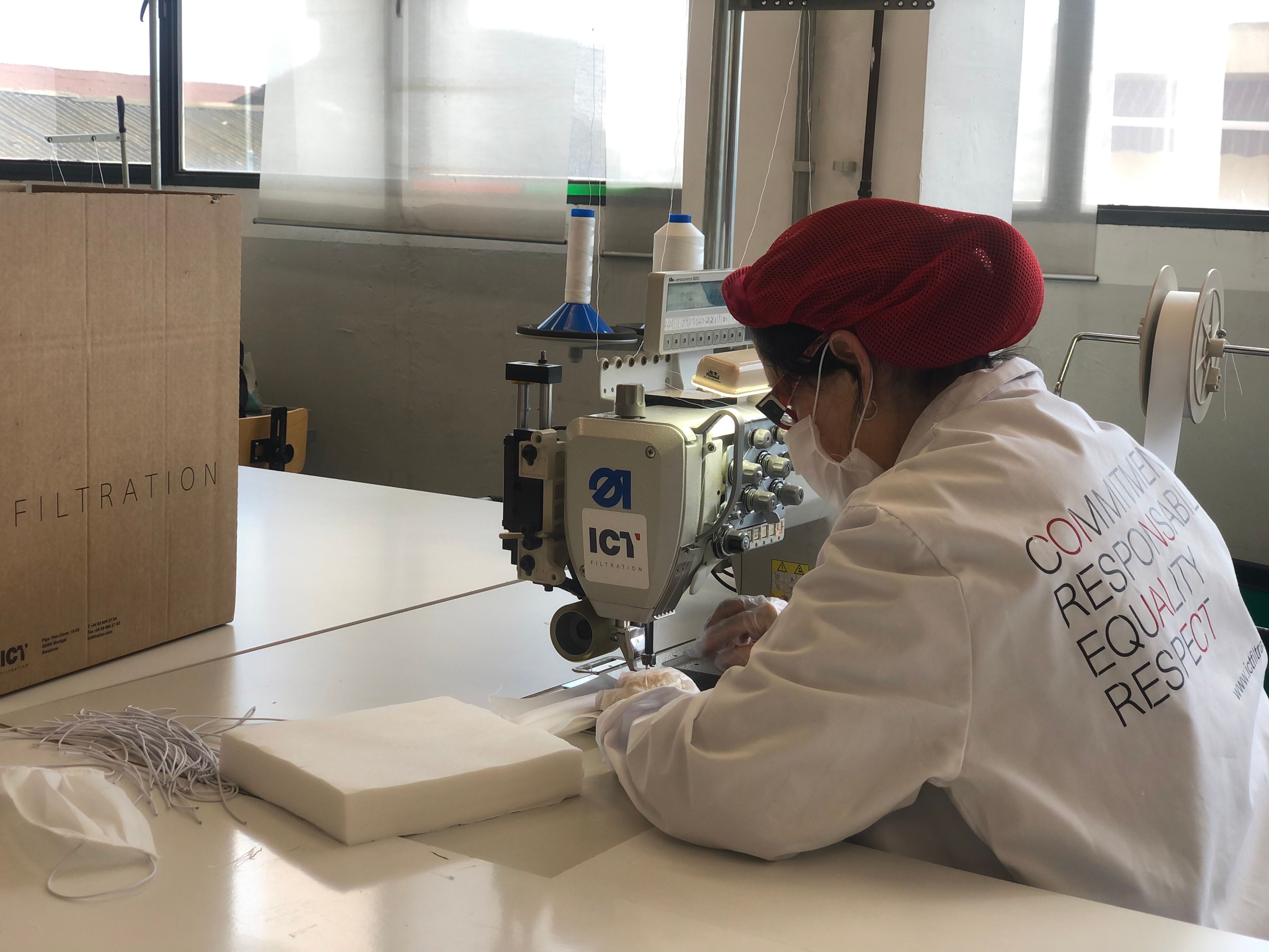 Una treballadora de l'empresa de Montgat fent una mascareta pel coronavirus.