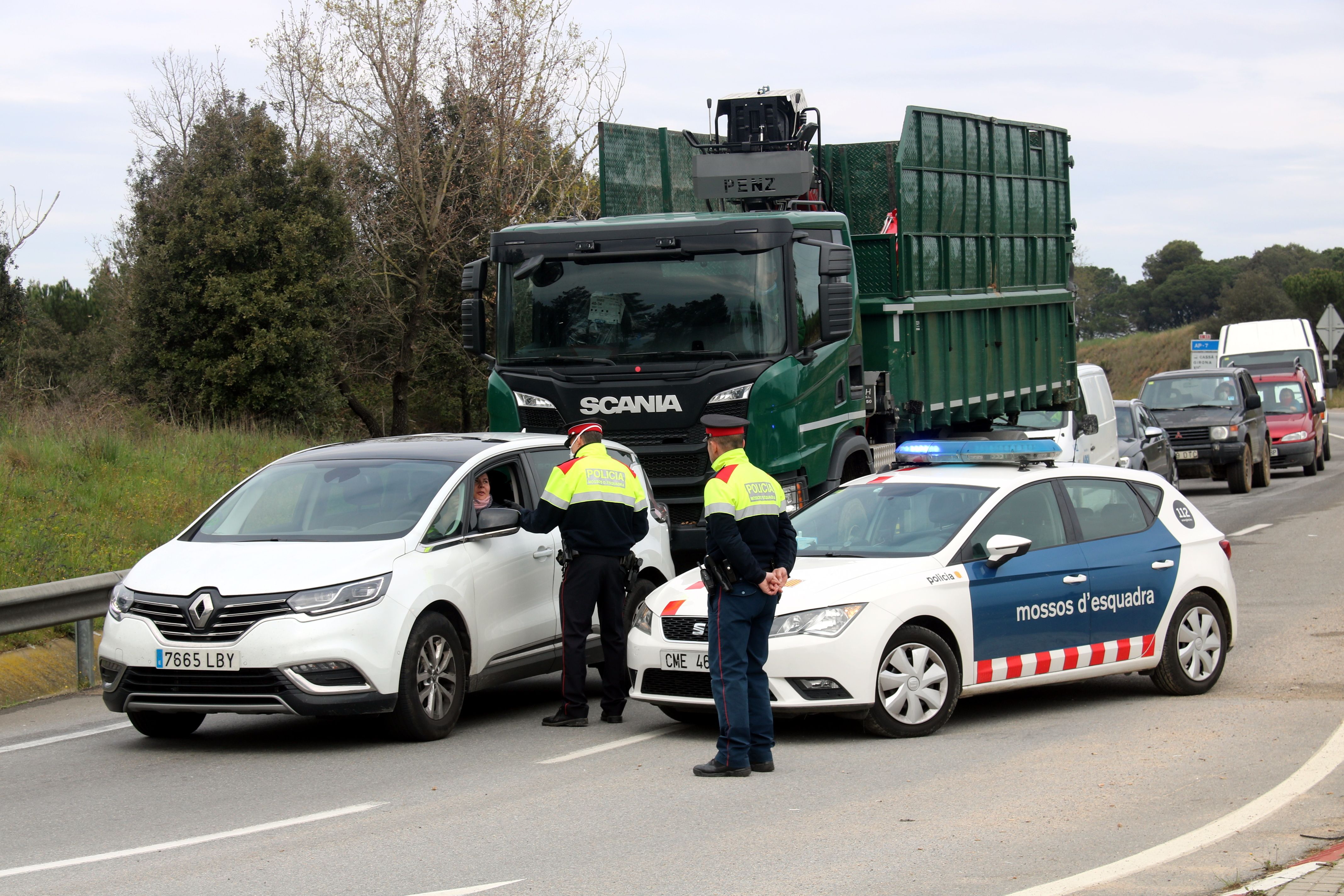 mozos de escuadra en un control de carretera