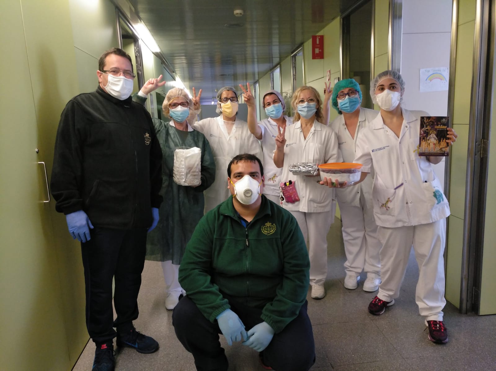 Equip mèdic de l'Hospital, amb dolços de Setmana Santa