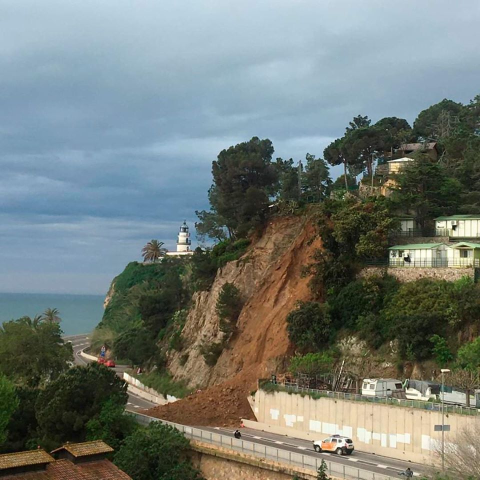 Despreniment entre Sant Pol i Calella, a la carretera N-II. S'hi destinaran 1,2 milions d'euros. Fotos: Ajuntament de Sant Pol de Mar