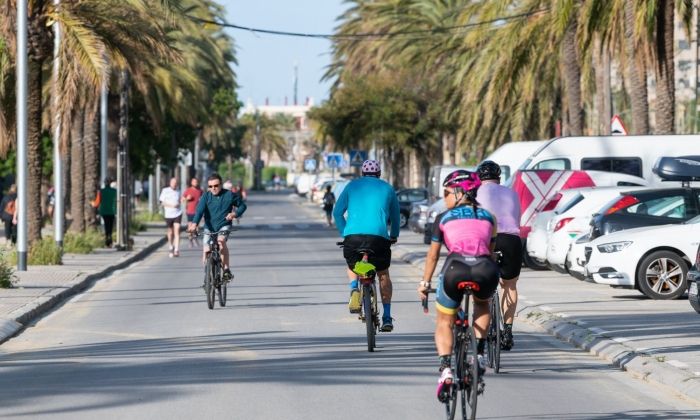 Ciclistes al passeig marítim. Foto: R.Gallofré